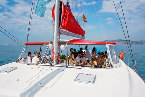 Barcelona: Catamaran cruise overdag of bij zonsondergang met drankjeZonsondergang: boottocht op een catamaran met een kleine groep