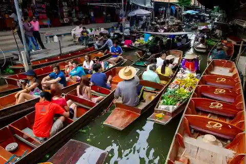 Dagtrip: Drijvende markt & spoorwegmarkt met Toyota Camry