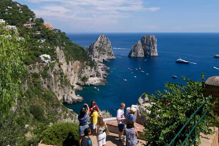 Depuis Naples : Visite guidée complète de Capri en bateau et en bus