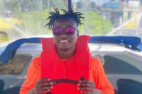 Paradise Island: Glass-Bottom Boat Tour with Live Commentary