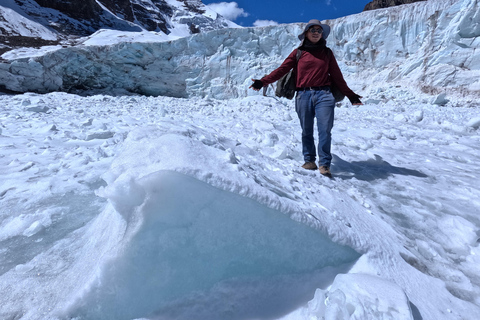 La Paz: Hike with a tour guide to the Ventanani Glacier Lagoon La Paz: Hike with a tour guide to Ventanani Glacier Lagoon