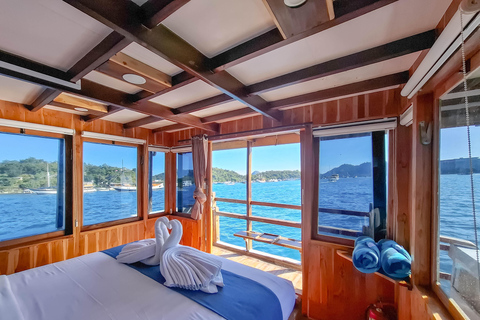 Labuan Bajo: 3-Day Komodo Sailing Luxury Boat with All Fees Deluxe Boat - Private Standar Room (2pax/room)