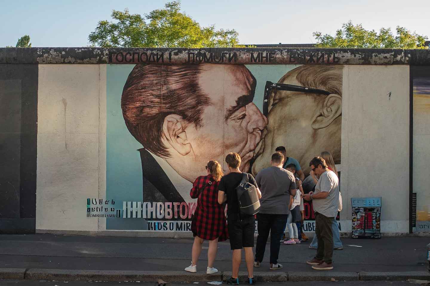 Berlino della Guerra Fredda: Spionaggio, Muro e Città Divisa