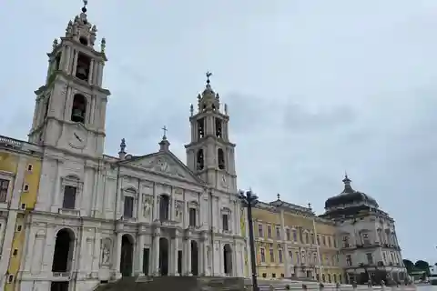 Mafra, Ericeira e Queluz: Trasporto privato di un'intera giornata