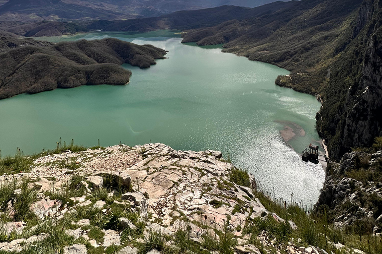 从杜拉斯/地拉那出发：乘坐4x4Suv在博维拉湖观日落从都拉斯/地拉那出发：博维拉湖日落之旅（乘坐四驱车）