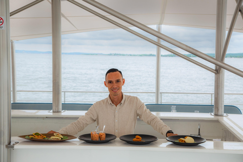 卡塔赫纳：乘"Flamante双体船"畅游卡塔赫纳湾，尽享落日余晖卡塔赫纳：在卡塔赫纳湾的黄昏时分，乘坐弗拉门特双体船游览。