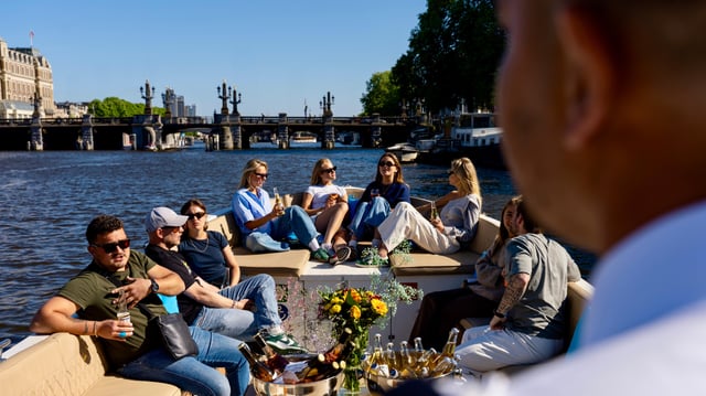 Amsterdam: Paseo en barco por el canal con opción de bebida