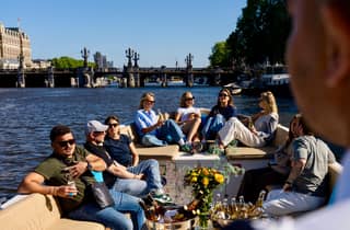 Amsterdam: Grachtenrundfahrt im offenen Boot mit Getränkeoption