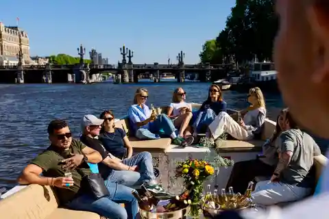 Amsterdam: Paseo en barco por el canal con opción de bebida