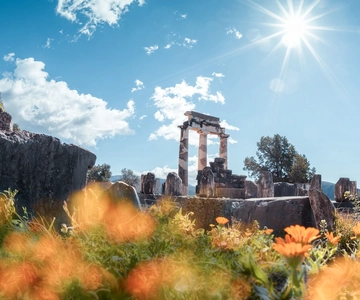 Athens: Delphi, Corycian Cave, and 300 Battlefield Day Trip