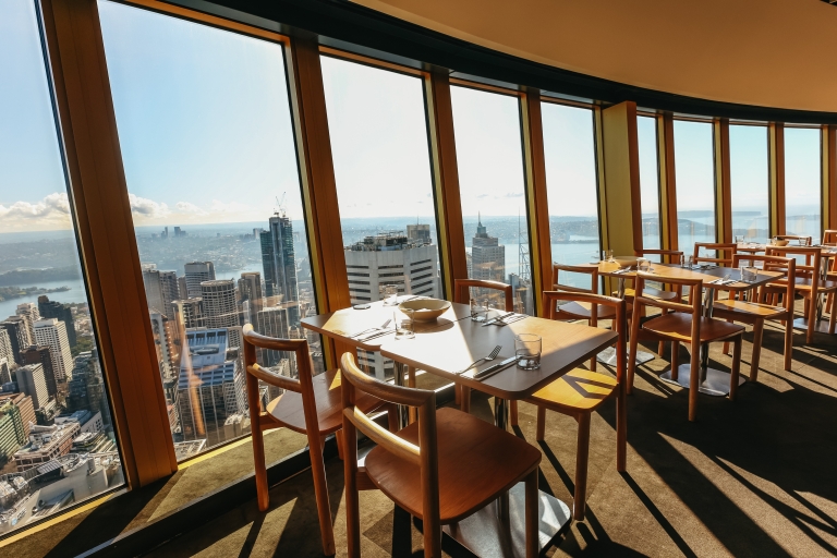 Sydney: Nieograniczona uczta Skyfeast w Sydney Tower ze stołem przy oknie
