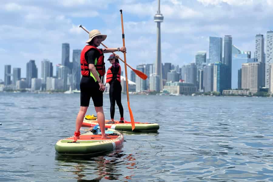 Toronto: Geführte SUP-Tour mit Blick auf die Skyline (CN Tower). Foto: GetYourGuide Toronto: Geführte SUP-Tour mit Blick auf die Skyline (CN Tower). Foto: GetYourGuide