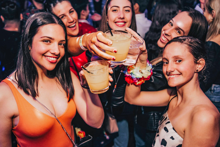 Sydney: Passeio noturno em um pub com guia localSydney: Night Out Pub Crawl com guia local