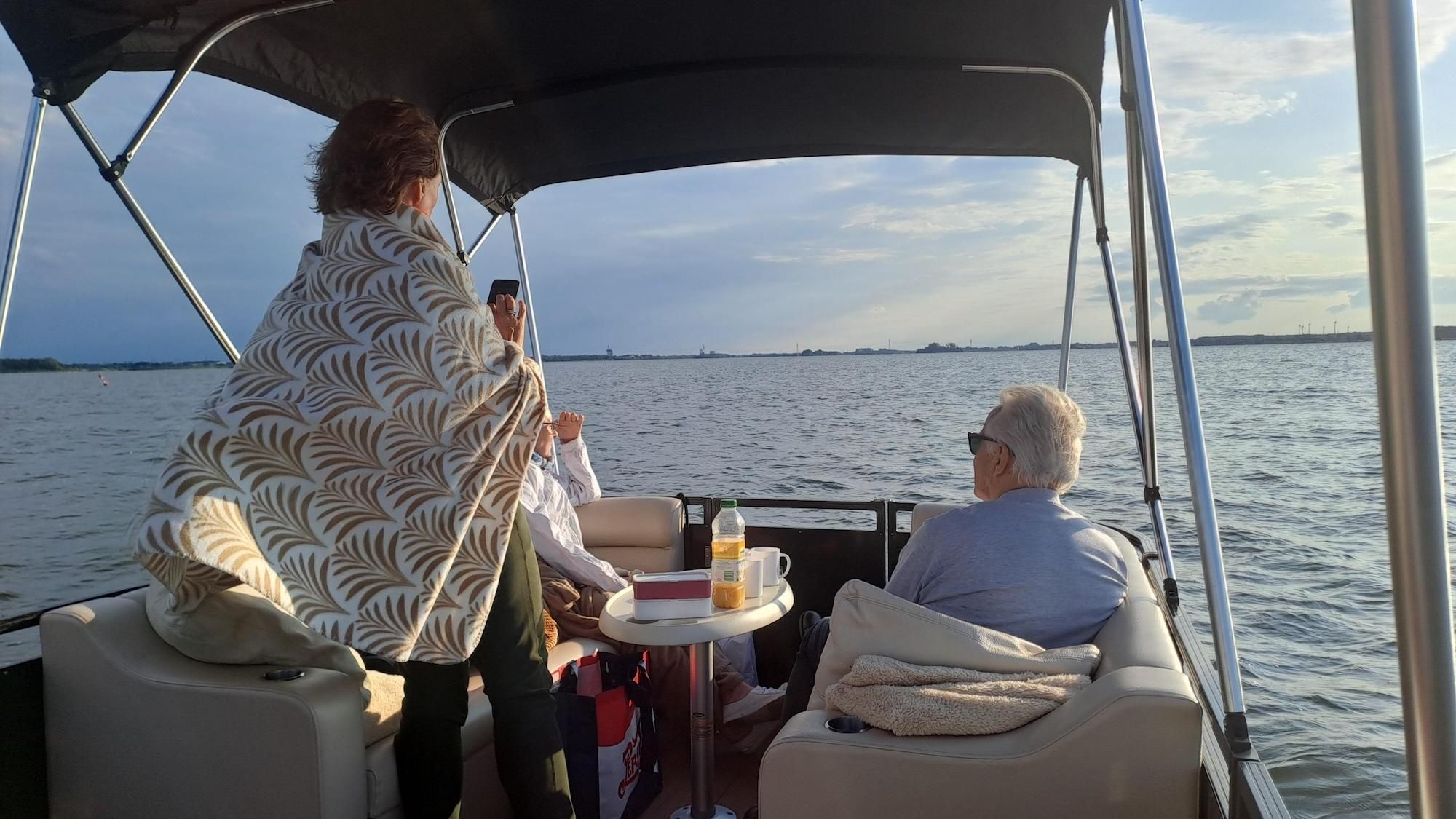 Harderwijk: Sonnenuntergangsfahrt auf einem Lounge-Boot mit Skipper