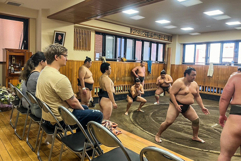 Tokio: Entrenamiento matinal de sumo con asientos junto al ring