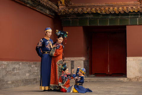 Beijing: Een Chinees kostuum uit de Qing-dynastie met styling