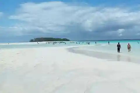 Tour dell'isola di Mnemba e avvistamento dei delfini, snorkeling