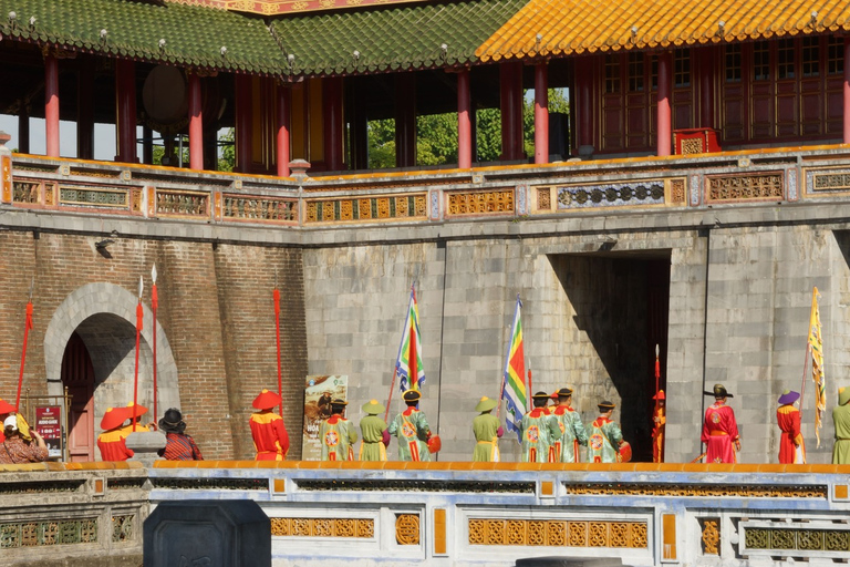 Transfer von Da Nang oder Hoi An nach Hue über Hue City Tour