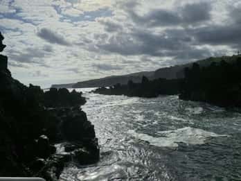 Spaziergang entlang der Küste der Insel Terceira