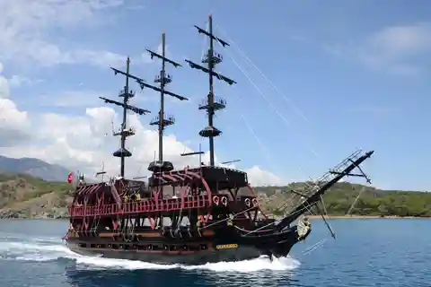 Antalya/Belek / Kemer'den Kemer Korsan Tekne Turu
