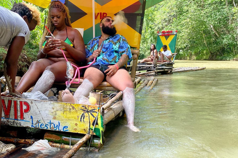 Ferme de marijuana, rafting en bambou et visite de la plage de la grotte des docteursDepuis Montego Bay