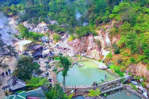 Jakarta : Cratère blanc du volcan et source d&#039;eau chaude naturelle à l&#039;ouest de Java