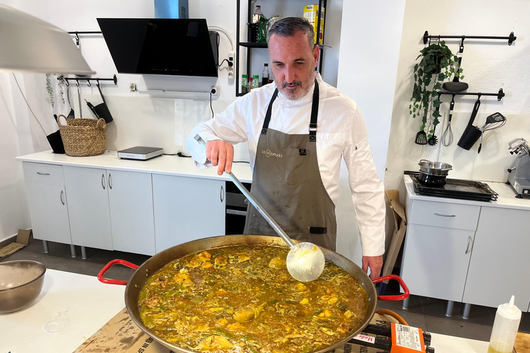 Class of Valencian Paella with welcome drinks and tapas