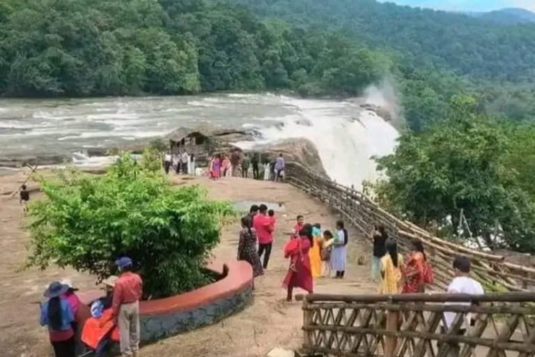 Wodospady Athirapply lub Areekal Tour dla 1 do 8 osób.Wodospady Aathirapally dla 1 do 8 osób