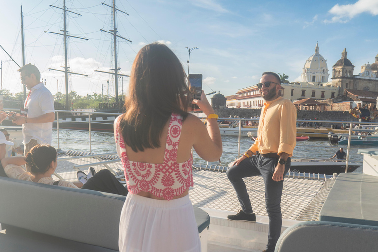 Cartagena: Sunset on Cartagena Bay aboard the Flamante Catamaran Cartagena: Sunset over Cartagena Bay aboard the Flamante Catamaran