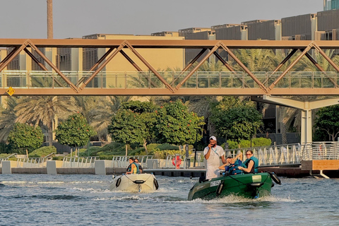 Tour de áudio pela Ilha Yas, condução própria guiada em grupo, fácil e divertidoSeaRay 25 FT • Com o capitão Bayside • Perfeito para até 6 pessoas