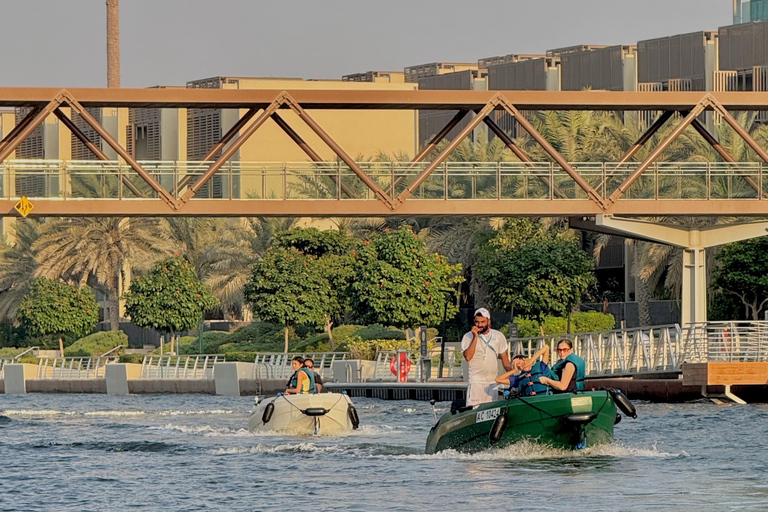 Tour de áudio pela Ilha Yas, condução própria guiada em grupo, fácil e divertidoSeaRay 25 FT • Com o capitão Bayside • Perfeito para até 6 pessoas