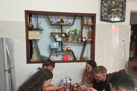 Hoi An: Guided Evening Food Tour w/ Lantern and River Boat
