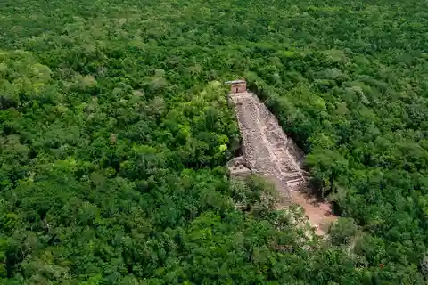 Visita as ruínas maias de Coba, nada no Cenote e come comida tradicional.