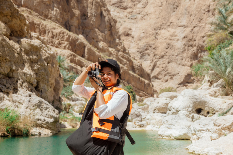 Esplora Wadi Shab: escursione e nuoto in paradiso