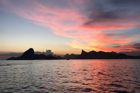 Rio de Janeiro : Tour en bateau au coucher du soleil avec toast Heineken