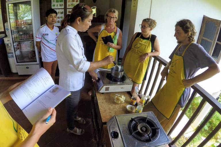 Koh Lanta : Cours du soir à l'école de cuisine thaïlandaise de Lanta