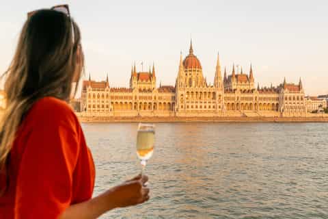Budapest: Ultimate Evening Cruise with Welcome Drink