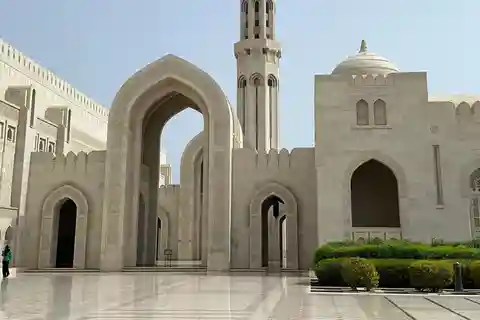 Tour della città di Muscat e vita con l'uomo omanita (auto di lusso).