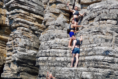 Budva : 3 heures de paddle board ou de kayak pour visiter les grottes côtièresBudva : balade de 3 h en kayak vers les grottes côtières