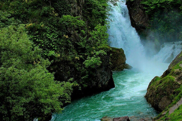 从地拉那出发：白德里恩瀑布、滑索和洞穴之旅