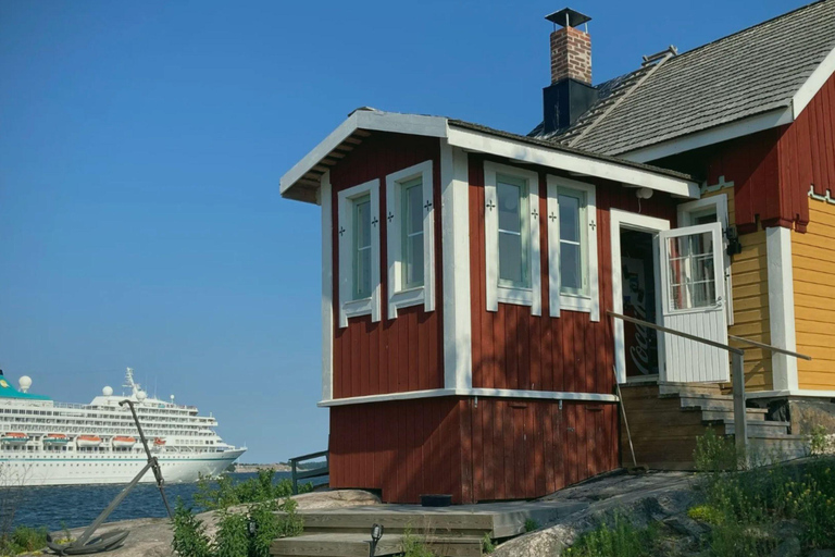 Helsinki: Cute Island Coffee Shop Visit with Lunch & Ferry