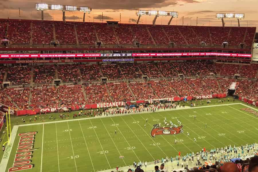 Footballspiel der Tampa Bay Buccaneers im Raymond James Stadium. Foto: GetYourGuide Footballspiel der Tampa Bay Buccaneers im Raymond James Stadium. Foto: GetYourGuide