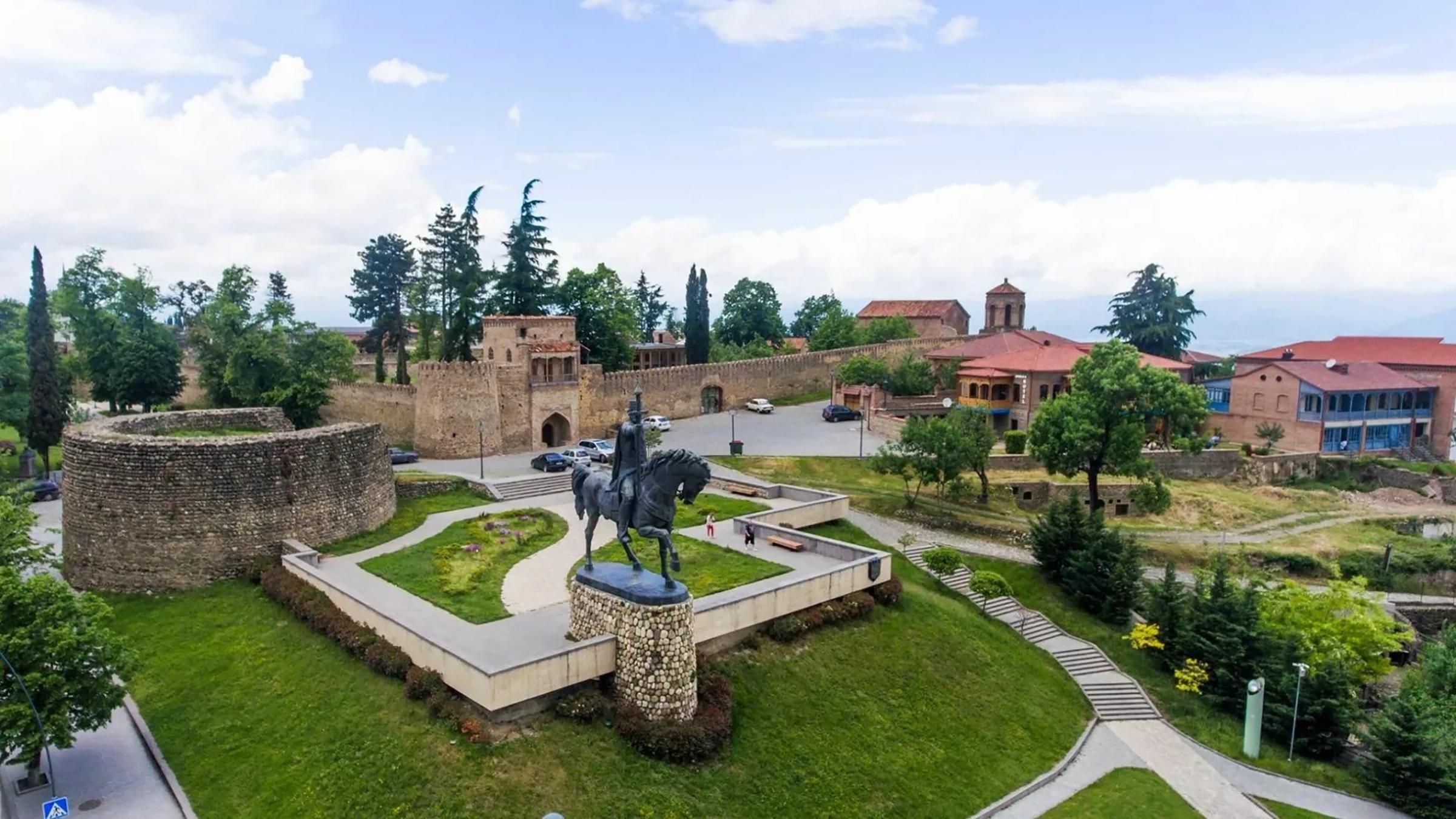 Wein aus Kachetien, Festung Tschailuri, Sighnaghi, Bodbe & Telavi