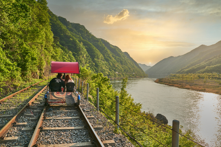 Depuis Séoul : Excursion d'une journée à Legoland avec Gangchon Railbike ou NamiVisite partagée de Nami : Rendez-vous à l'université de Hongik (Hondae)