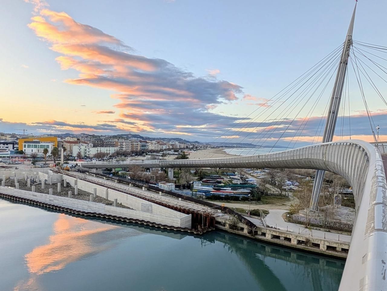 Pescara bei Sonnenuntergang: ein Spaziergang zur Entdeckung der Stadt