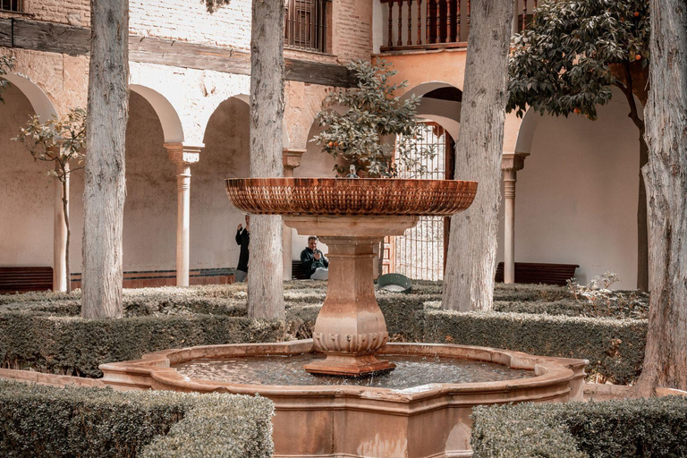 Best of Granada: Private Walking Tour with a Local Private City Tour - 6Hr