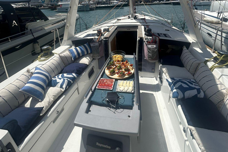 Barcelona: Excursión en velero con tapas, bebidas y parada para nadar