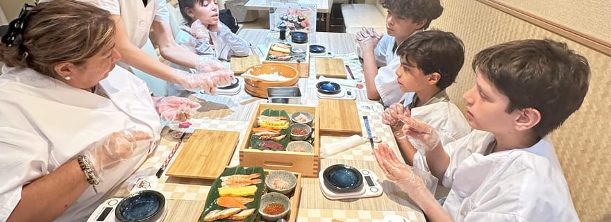 Osaka : cours de préparation de sushis dans un studio spacieux avec certificat