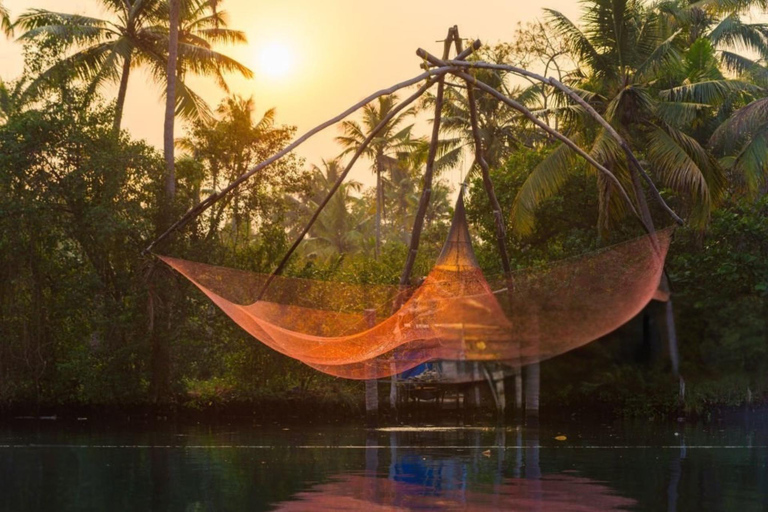 Aluva: Private Houseboat Cruise with Meals and Transfers