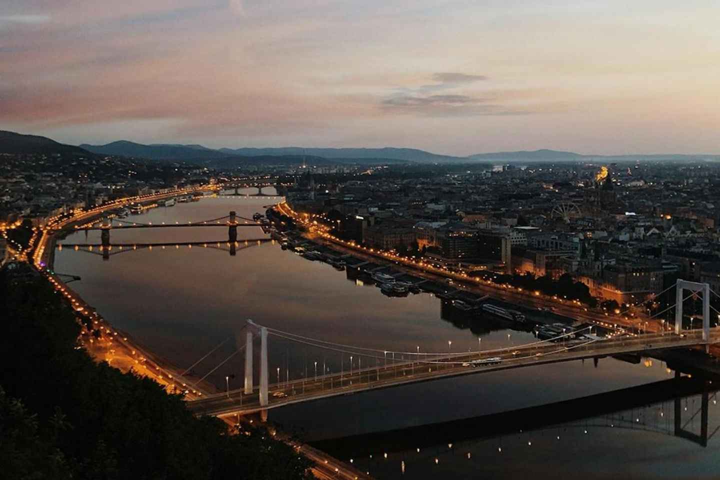 Budapest: Night Lights Tour & Moon Gazing in a Retro Minibus